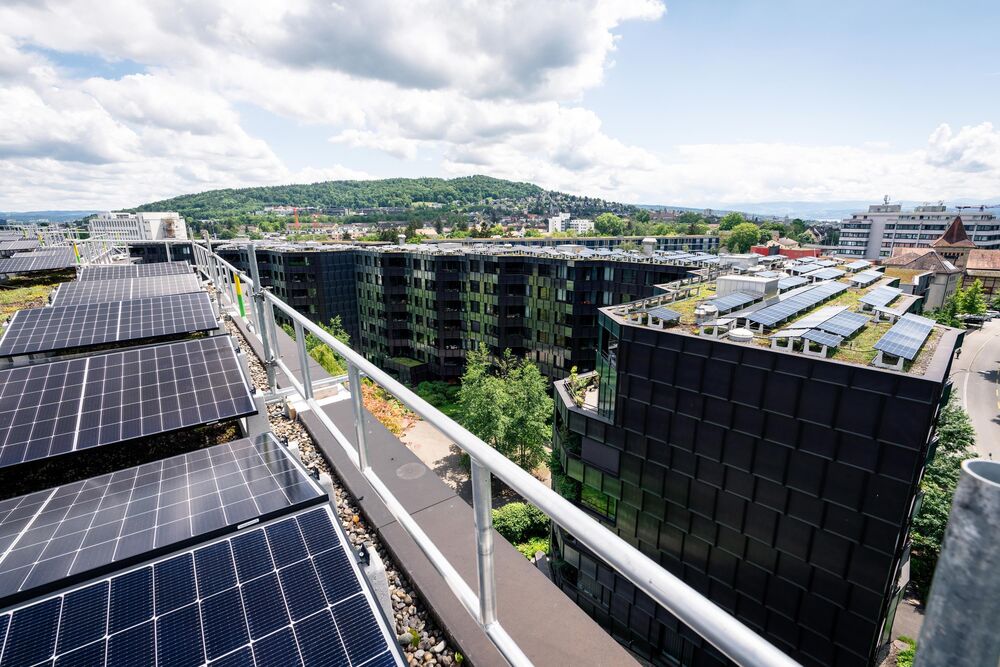 Wohnüberbauung Guggach in Zürich mit PV-Anlagen auf den Dächern und 80 bidirektionalen Ladestationen in der Tiefgarage. (Foto: ewz / Livio Federspiel)